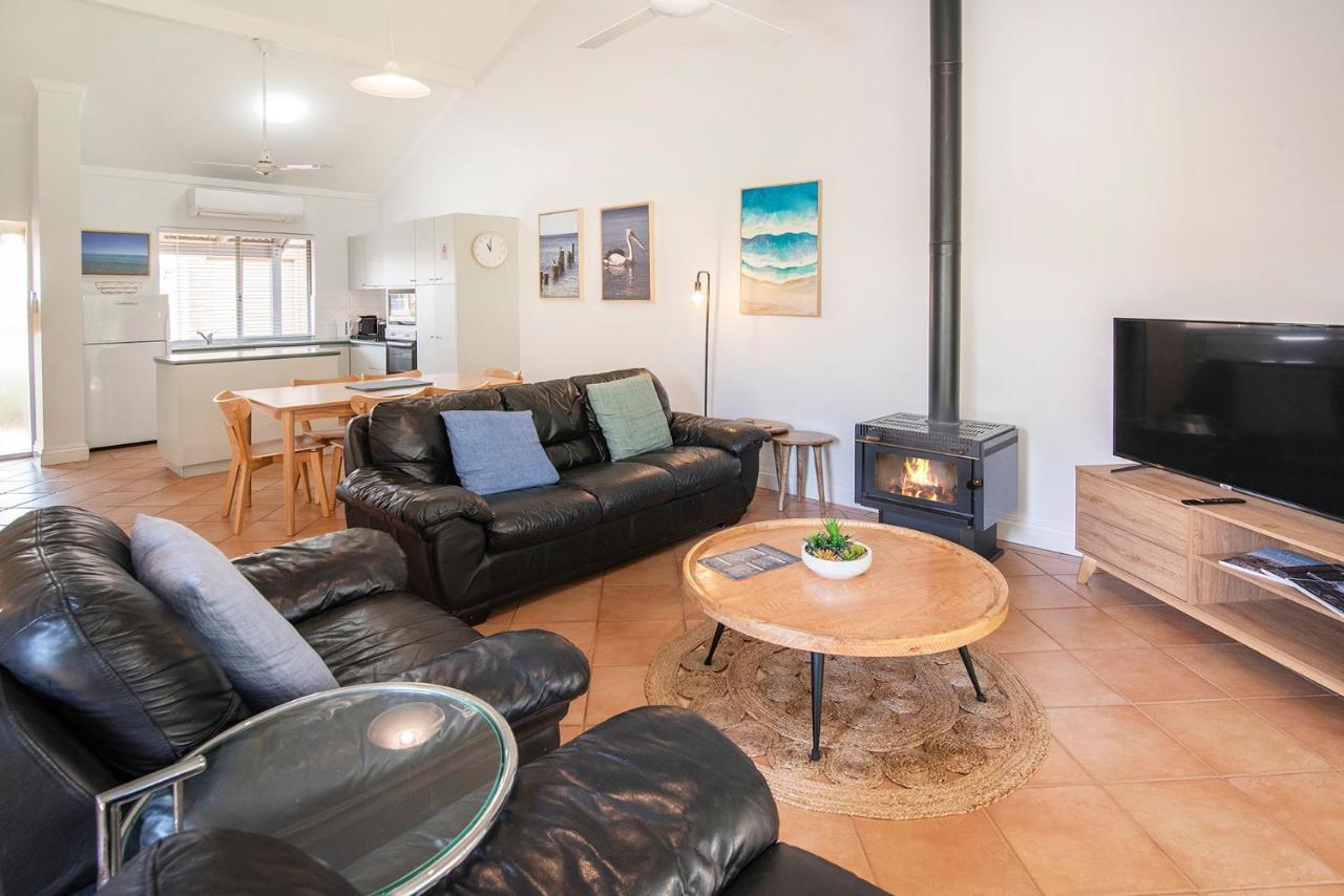 Bayshore Beachside Resort Дънсбъро Екстериор снимка
