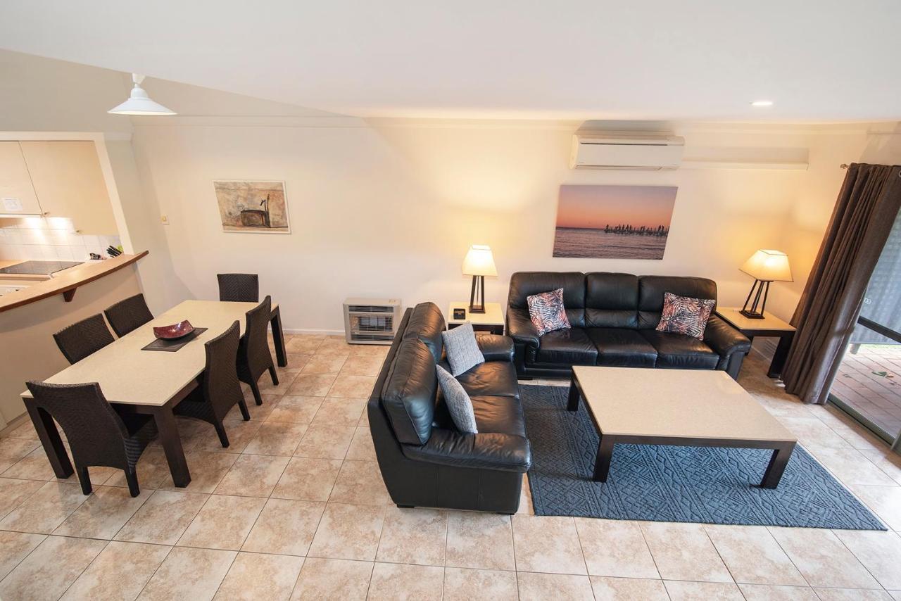Bayshore Beachside Resort Дънсбъро Екстериор снимка