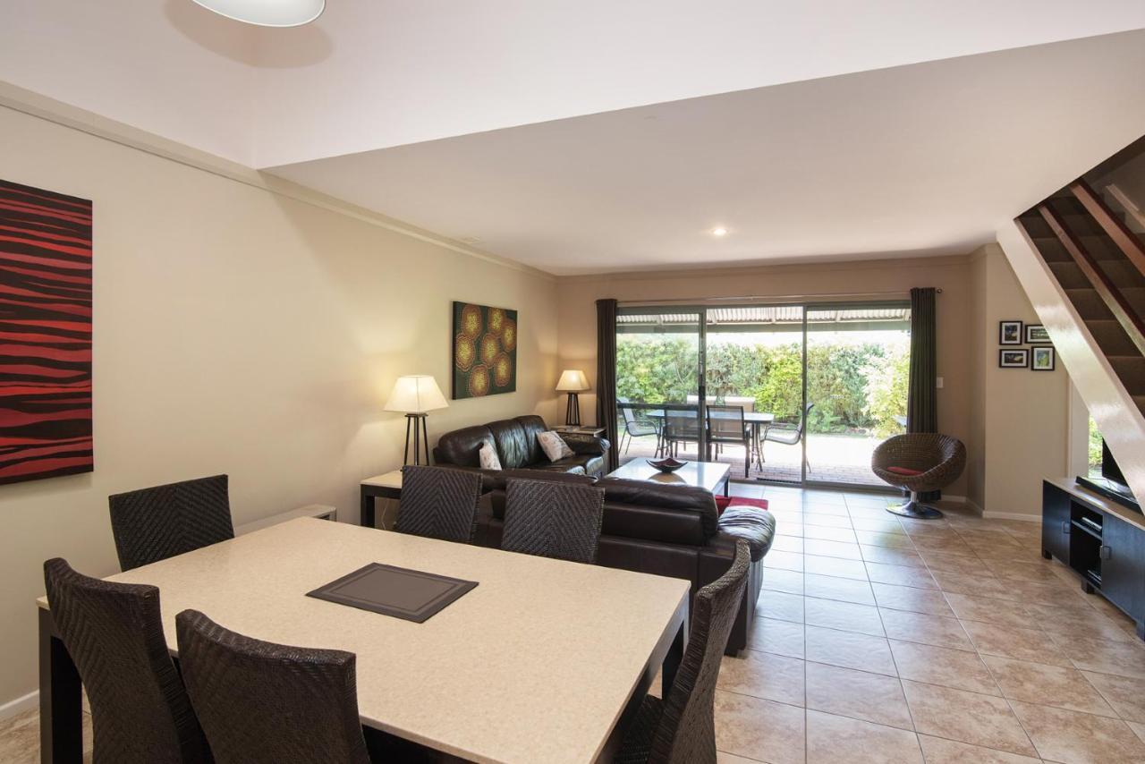 Bayshore Beachside Resort Дънсбъро Екстериор снимка